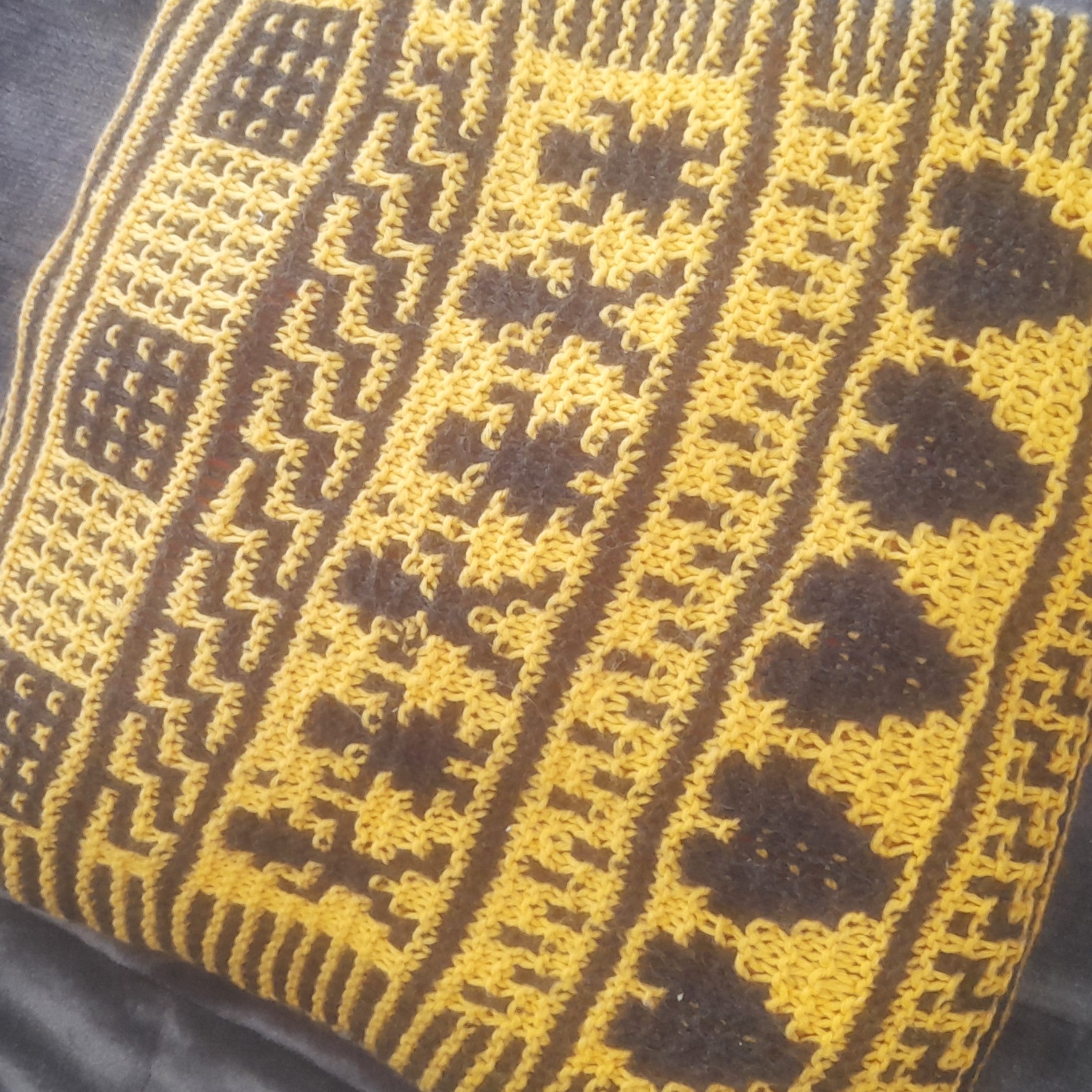 Gelbes Kissen – Mosaik